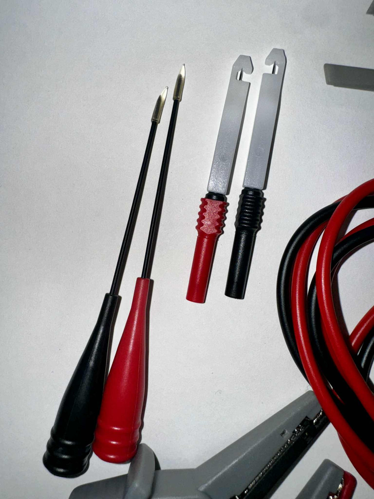 Set of tools including a multimeter and probes